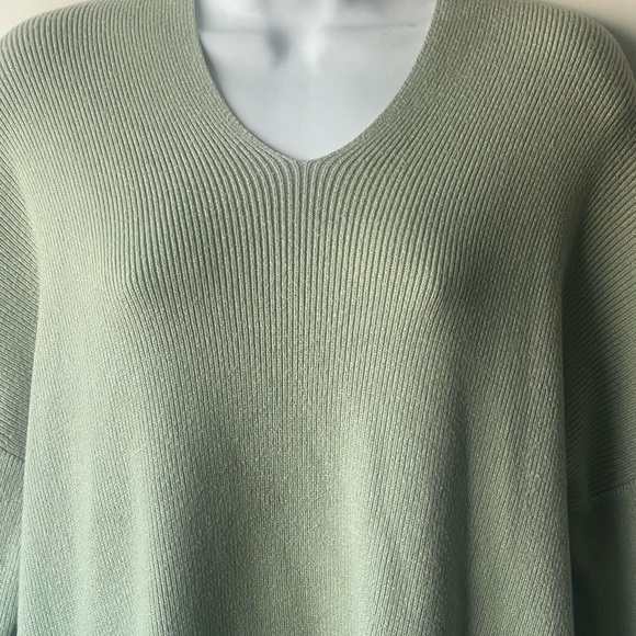 Tahari women’s sweater - Picture 6 of 10